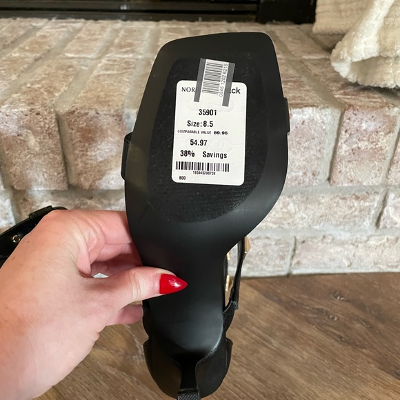 NWT Steve Madden Black & Gold Strappy Sandals Heels Sz 8.5 - Picture 4 of 5